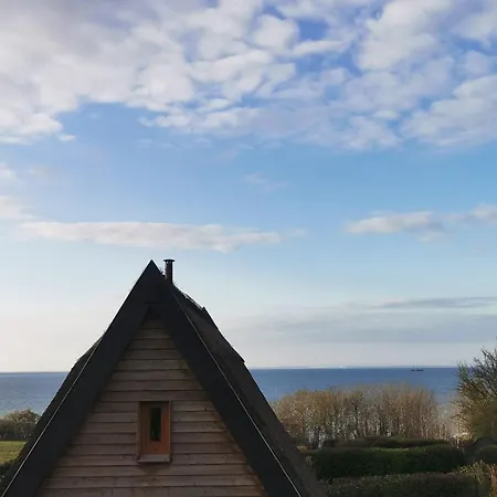 Reetdach Ferienhaeuser * Alt Reddevitz