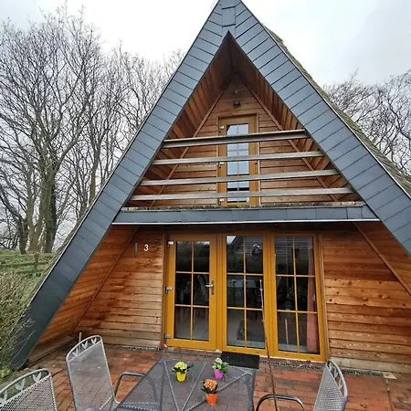 Reetdach Ferienhaeuser * Alt Reddevitz