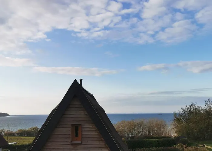 Reetdach Ferienhaeuser * Alt Reddevitz