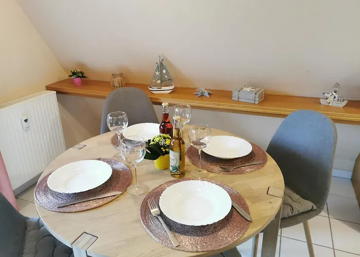 Reetdach Ferienhaeuser * Alt Reddevitz