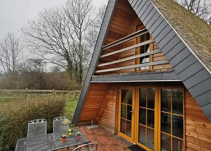 Reetdach Ferienhaeuser * Alt Reddevitz